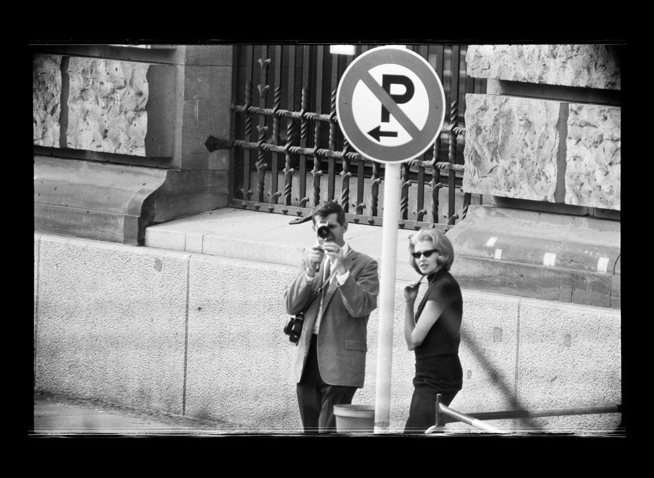 Schuss / Gegenschuss. Clara-Zetkin-Straße / Reichstag, Frühsommer 1966 52° 31‘ 04,69“ N, 13° 22‘ 38,10“ 0. (© BArch, DVH 58 Bild-GR35-10-016 / ohne Angabe)